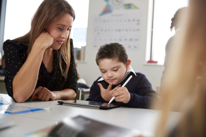 docente di sostegno con studente disabile