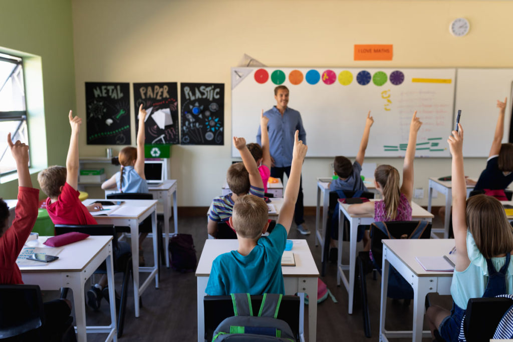 studenti in classe dopo apertura scuola